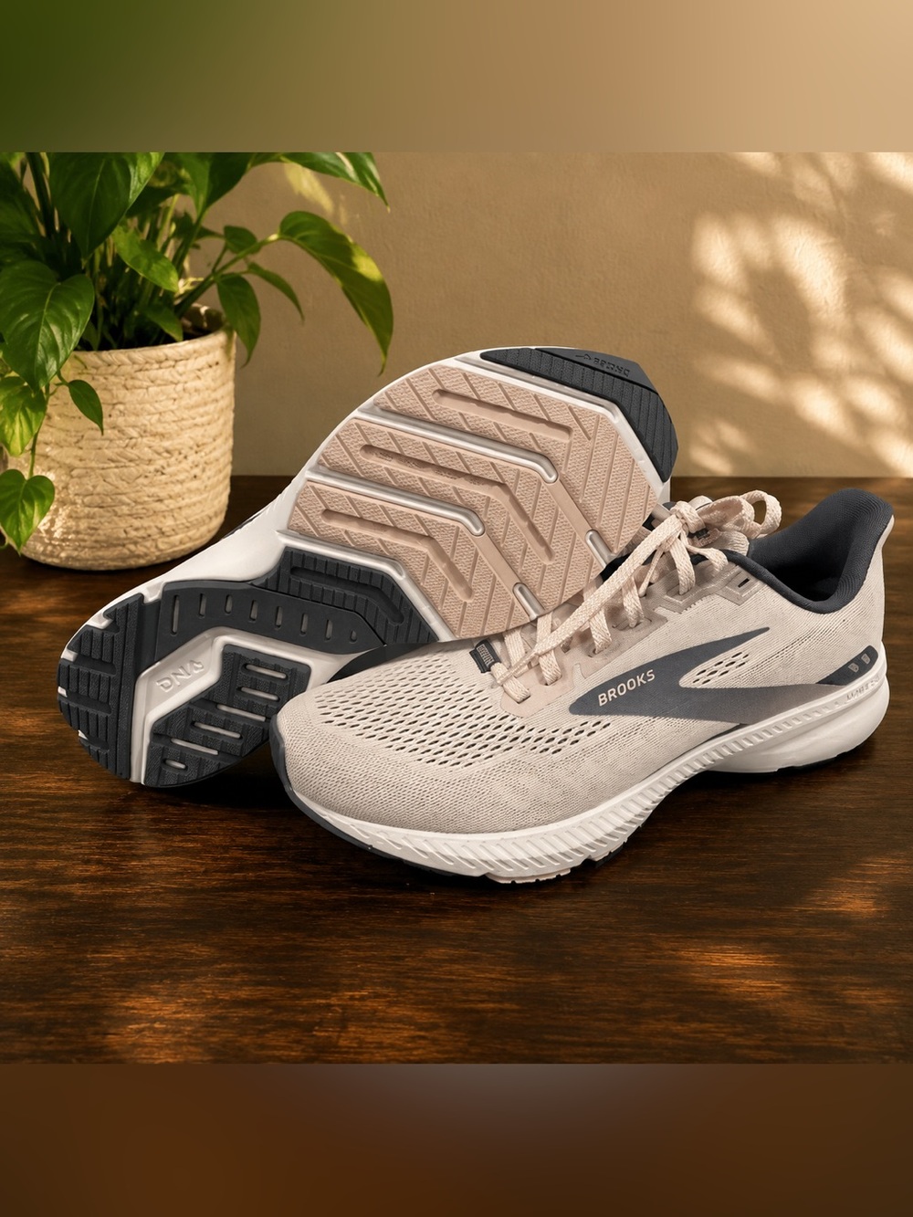 Brooks Launch 8 Women’s Size 6 Beige Gray Running Shoes Sneakers